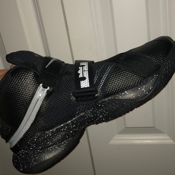 Lebron James Nike shoes - Picture 2 of 3